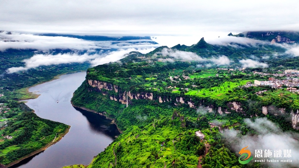 遊船在清江兩(liǎng)岸峽谷之間形式_副本.jpg